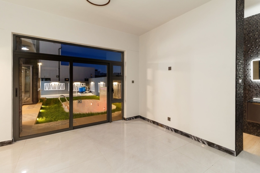 6 Bedroom Property for Sale in Sandown Western Cape
